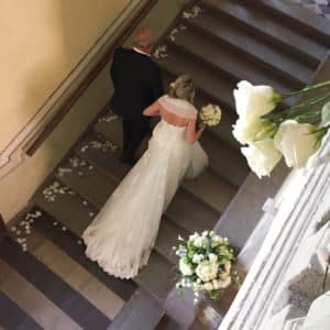 entrata sposa su scalinata